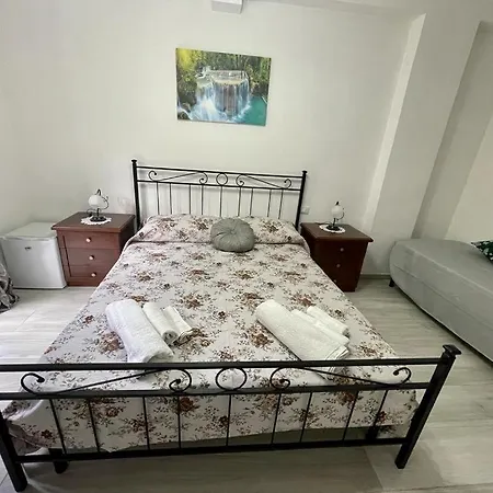 Donnabella House בית הארחה 3*