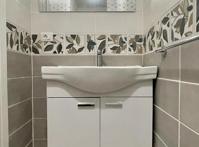 בית הארחה Donnabella House אגרופולי