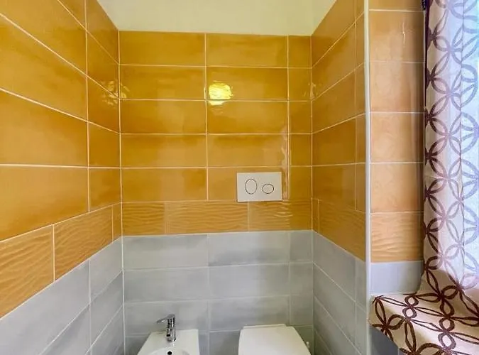 בית הארחה Donnabella House אגרופולי