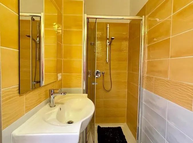 Donnabella House בית הארחה אגרופולי