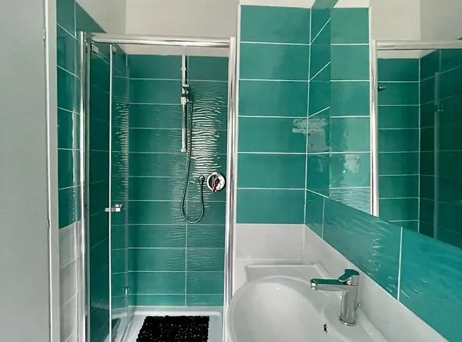 בית הארחה Donnabella House אגרופולי